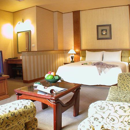 Park Motel Chiayi Extérieur photo